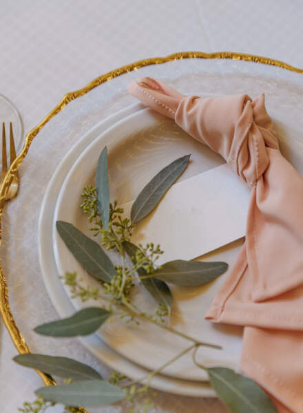 Platzteller mit Goldrand 